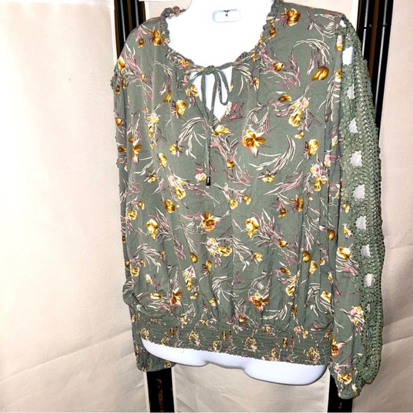 Easel Teal Floral Blouse with Crochet Sleeves - Picture 4 of 8